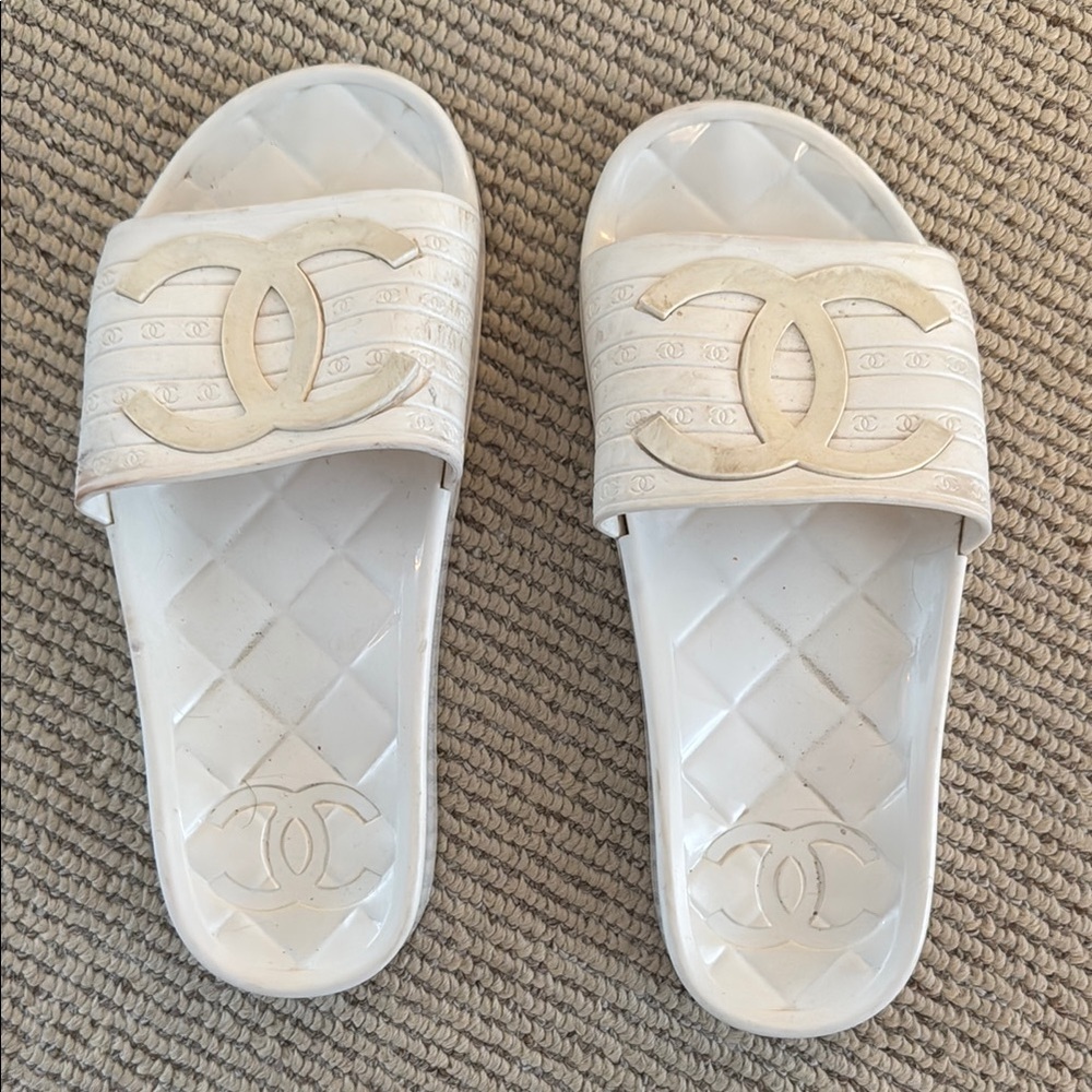 CHANEL White Quilted Slide Sandals